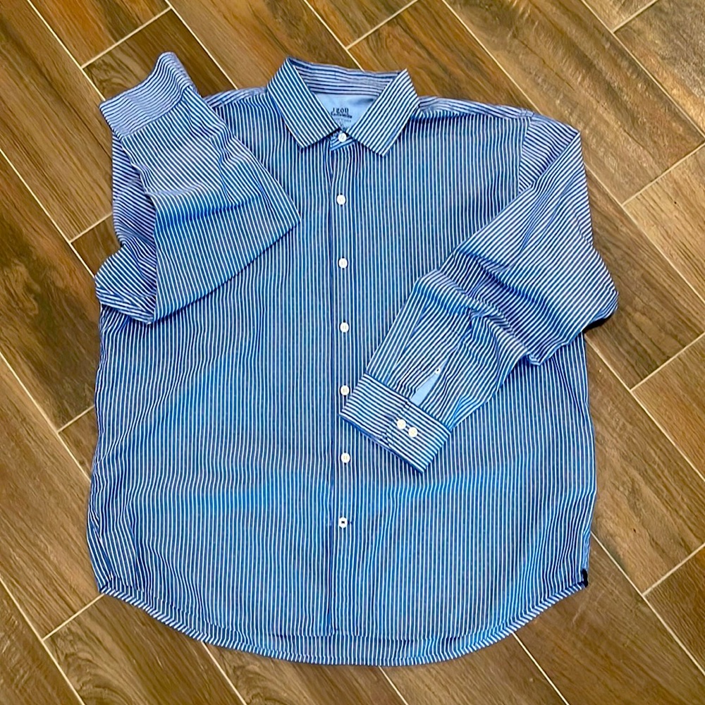 Men’s casual button down shirt. Has a seersucker feel and look.